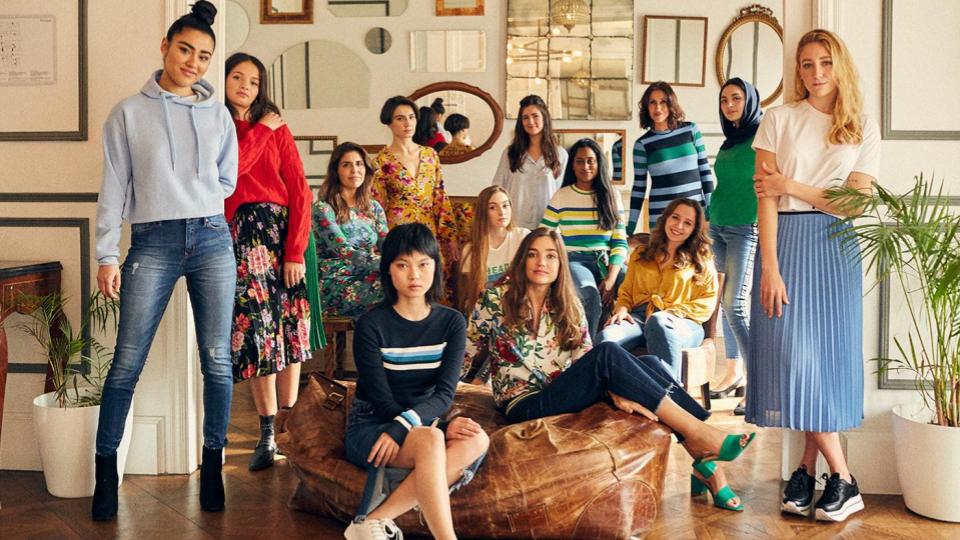 Un grupo de chicas posando con diferentes atuendos para Stradivarius Women Talk
