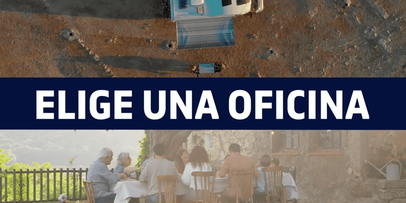 Una familia reunida comiendo en un jardín